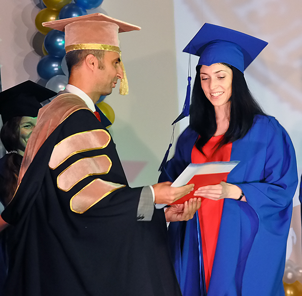 В НГПУ вручили дипломы первым выпускникам-магистрам