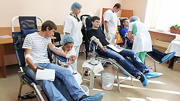 Новосибирские студенты сдали более 100 литров крови