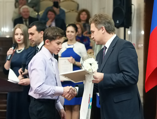 Более 170 талантливых детей будут получать стипендии новосибирского губернатора