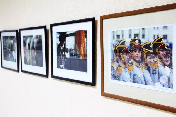     «Хроника парадного лоска»: фотовыставка к 23 февраля открылась в НГПУ