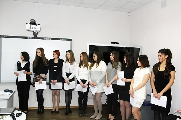 Студенты ФИЯ НГПУ получили международные сертификаты
