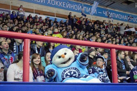 Снеговик хоккейной «Сибири» решил продиктовать «Тотальный диктант» (фото)