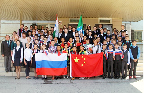 Китайские школьники вместе с мэром Бердска посадили «Дерево дружбы»