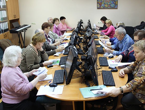 Первая группа по обучению пенсионеров компьютерной грамотности приступила к занятиям