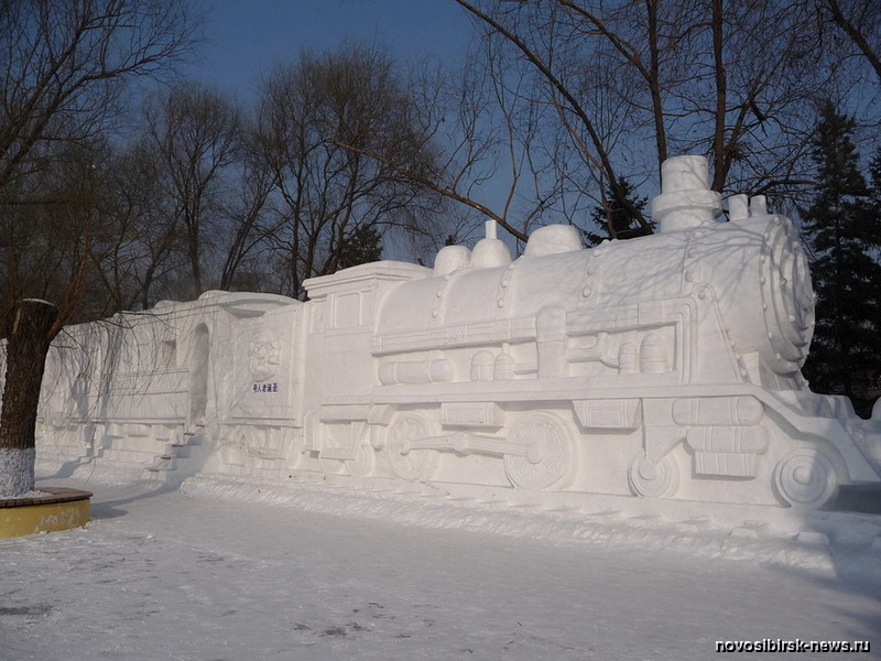 Снеговиков в Новосибирске слепили профессионалы 