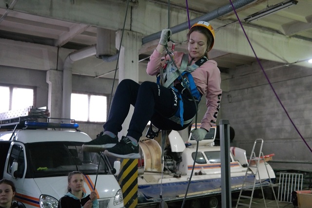 16 студентов Новосибирска стали спасателями-альпинистами МЧС