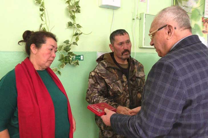 Физруку Алибеку Жумадилову открыли мемориальную доску в Купинском районе