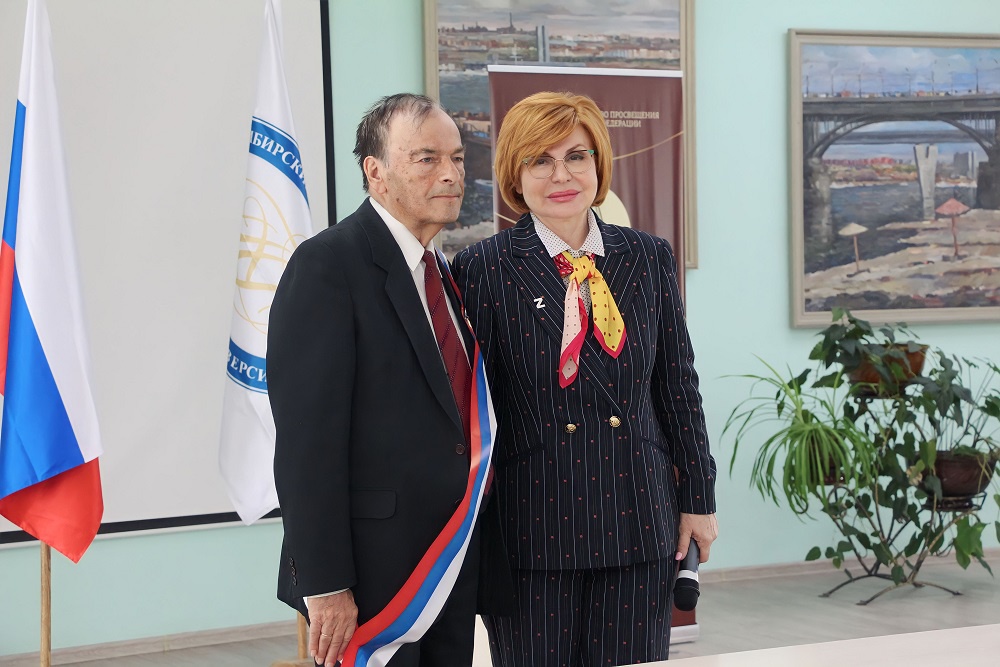 Учителя из Новосибирска наградили медалью "Народное признание педагогического труда"
