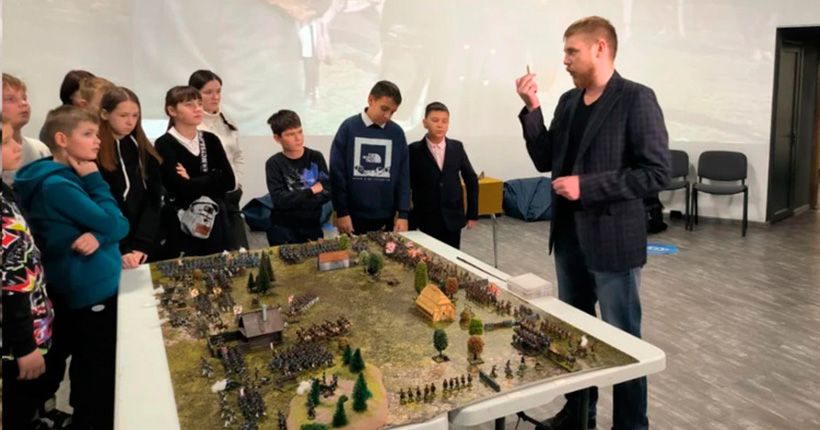 Новосибирский педагог учит детей истории с помощью миниатюрных солдатиков